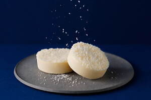 石屋製菓「白い恋人」が“粉雪つもる”チーズケーキに、ホワイトチョコ×クリームチーズのとろける口どけ|写真1