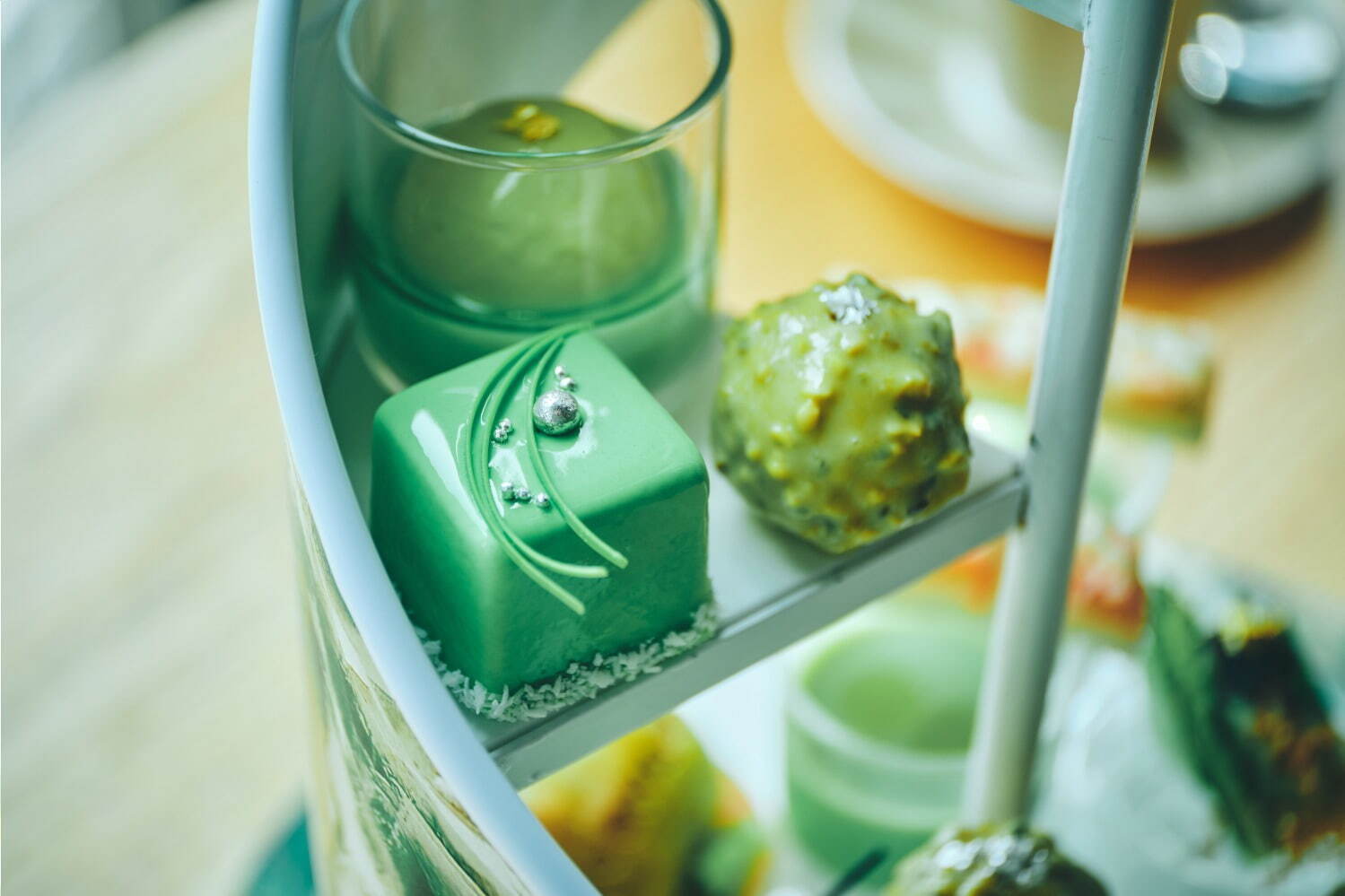 コンラッド大阪“ナッツ主役”の緑色アフタヌーンティー、ピスタチオマドレーヌやアーモンド×抹茶プリン｜写真2