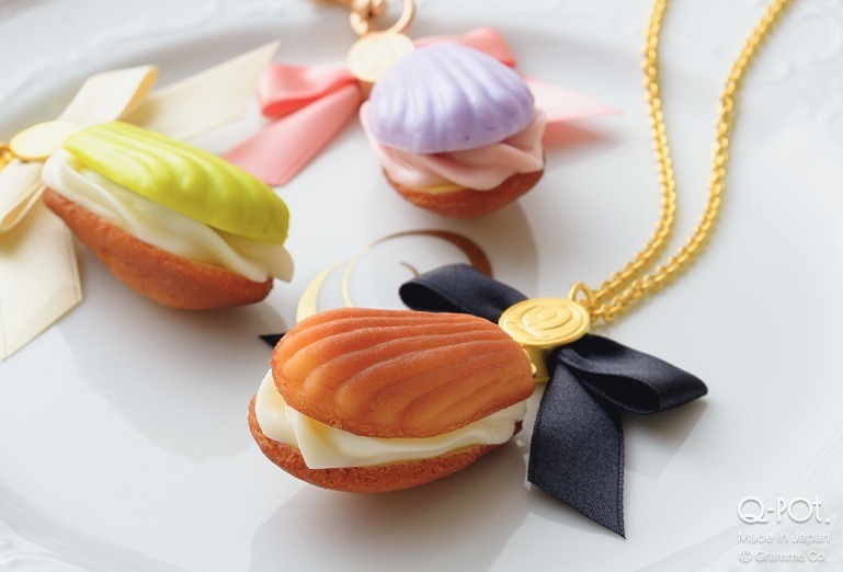 マドレーヌ ネックレス 各12,650円、バッグチャーム 各10,450円