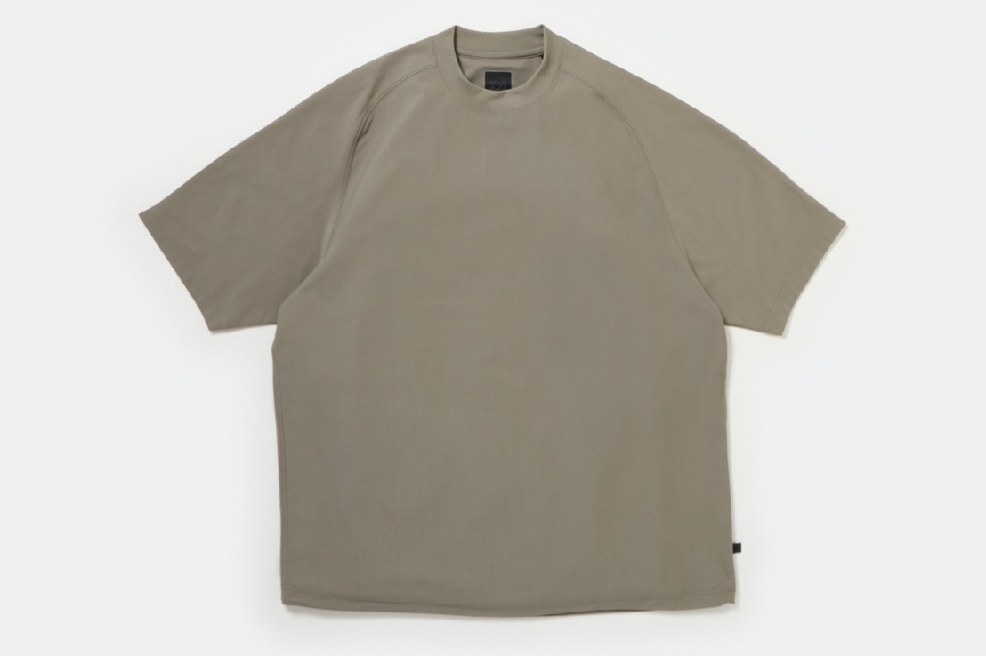 ダイワ ピア39の25年春夏メンズTシャツ、ダブルポケットや裾ドローコード仕様で