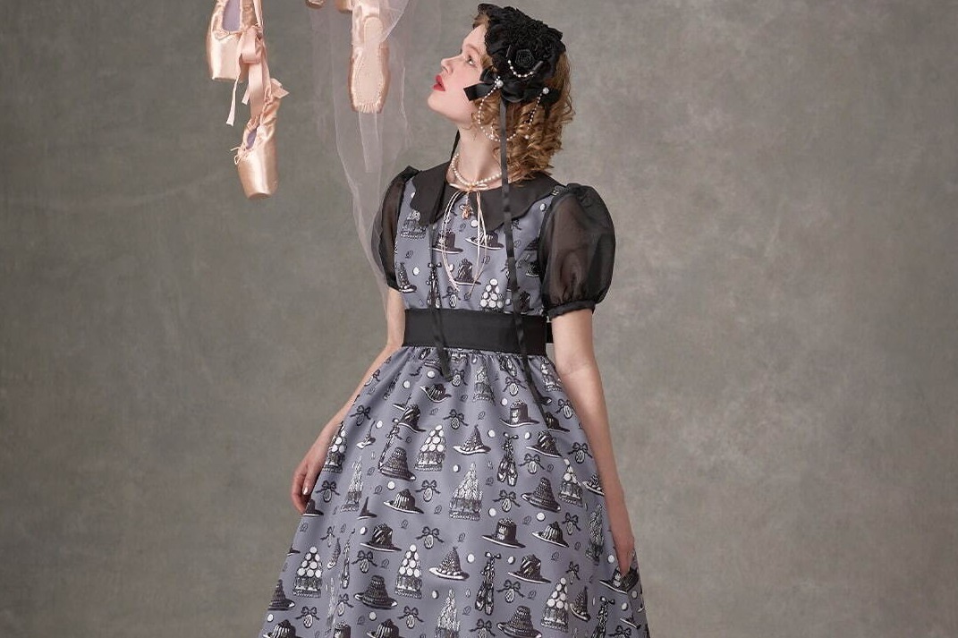 Q-pot. Dress“トゥシューズやマドレーヌ”の総柄パフスリーブドレス＆ユニセックスシャツ