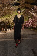 ディオール 2025年フォールコレクション - 平面的な和装の仕立てをヒントに、呼応する衣服と身体｜写真2