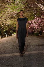 ディオール 2025年フォールコレクション - 平面的な和装の仕立てをヒントに、呼応する衣服と身体｜写真6