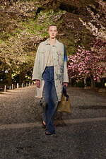 ディオール 2025年フォールコレクション - 平面的な和装の仕立てをヒントに、呼応する衣服と身体｜写真11