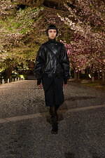 ディオール 2025年フォールコレクション - 平面的な和装の仕立てをヒントに、呼応する衣服と身体｜写真18