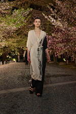 ディオール 2025年フォールコレクション - 平面的な和装の仕立てをヒントに、呼応する衣服と身体｜写真22