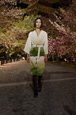 ディオール 2025年フォールコレクション - 平面的な和装の仕立てをヒントに、呼応する衣服と身体｜写真24