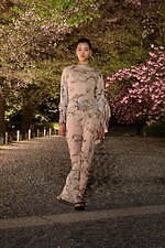 ディオール 2025年フォールコレクション - 平面的な和装の仕立てをヒントに、呼応する衣服と身体｜写真26