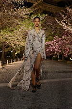 ディオール 2025年フォールコレクション - 平面的な和装の仕立てをヒントに、呼応する衣服と身体｜写真27