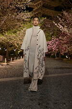 ディオール 2025年フォールコレクション - 平面的な和装の仕立てをヒントに、呼応する衣服と身体｜写真28