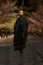 ディオール 2025年フォールコレクション - 平面的な和装の仕立てをヒントに、呼応する衣服と身体｜写真30