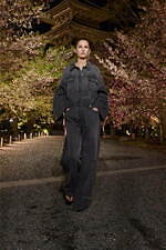 ディオール 2025年フォールコレクション - 平面的な和装の仕立てをヒントに、呼応する衣服と身体｜写真45