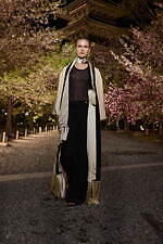 ディオール 2025年フォールコレクション - 平面的な和装の仕立てをヒントに、呼応する衣服と身体｜写真53