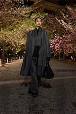 ディオール 2025年フォールコレクション - 平面的な和装の仕立てをヒントに、呼応する衣服と身体｜写真56