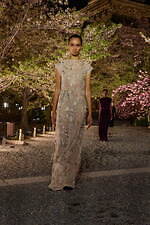 ディオール 2025年フォールコレクション - 平面的な和装の仕立てをヒントに、呼応する衣服と身体｜写真64