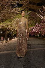 ディオール 2025年フォールコレクション - 平面的な和装の仕立てをヒントに、呼応する衣服と身体｜写真68