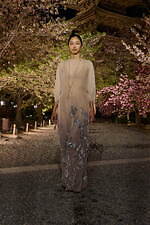 ディオール 2025年フォールコレクション - 平面的な和装の仕立てをヒントに、呼応する衣服と身体｜写真69