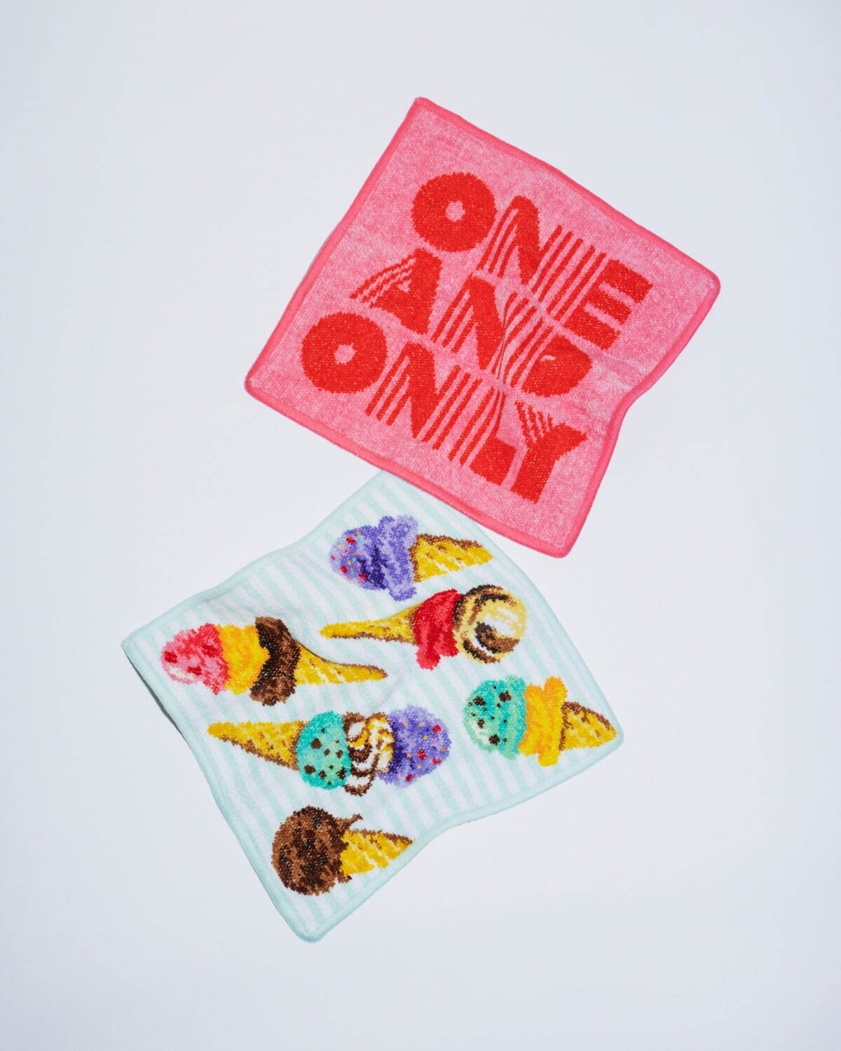 (上から)ONE AND ONLY ハンカチ 2,970円、アイスクリーム ハンカチ 2,970円