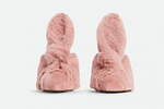 ボッテガ・ヴェネタ“ウサギの耳付き”ふわふわミュール、パステルカラーで｜写真8