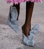 ボッテガ・ヴェネタ“ウサギの耳付き”ふわふわミュール、パステルカラーで｜写真11