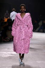 ボッテガ・ヴェネタ“ウサギの耳付き”ふわふわミュール、パステルカラーで｜写真10