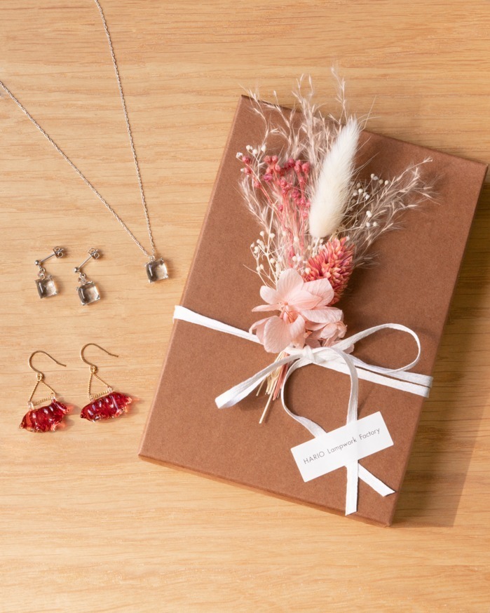 ハリオ25年母の日ガラスアクセサリー、真っ赤な“カーネーションの花びら”ピアス＆イヤリング｜写真20