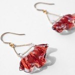 ハリオ25年母の日ガラスアクセサリー、真っ赤な“カーネーションの花びら”ピアス＆イヤリング｜写真1