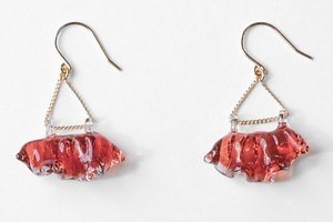 ハリオ25年母の日ガラスアクセサリー、真っ赤な“カーネーションの花びら”ピアス＆イヤリング