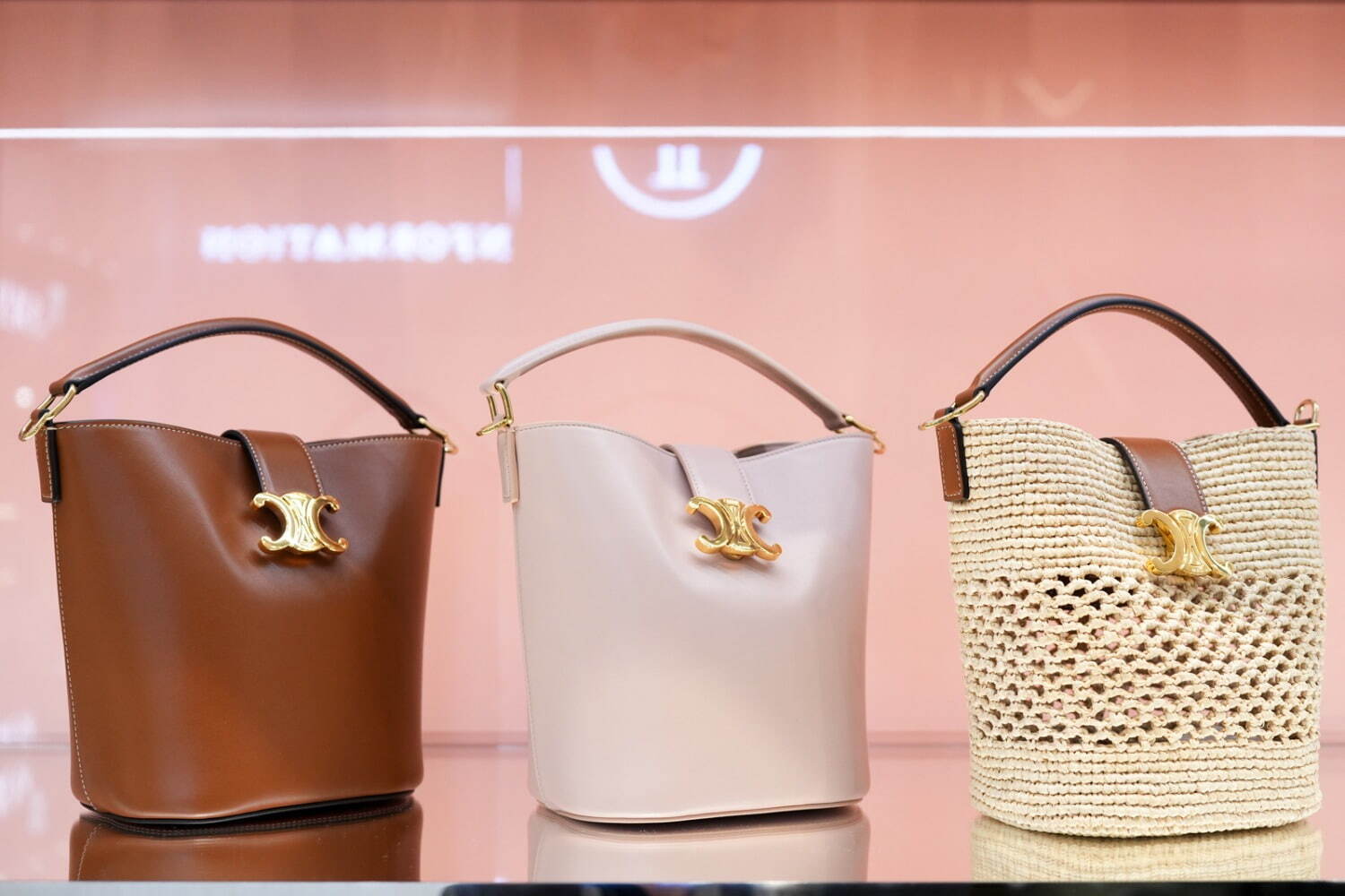 セリーヌ“ピーチ”カラーの限定バッグやシャーベットカラーのアクセサリー、渋谷パルコの新店で｜写真35