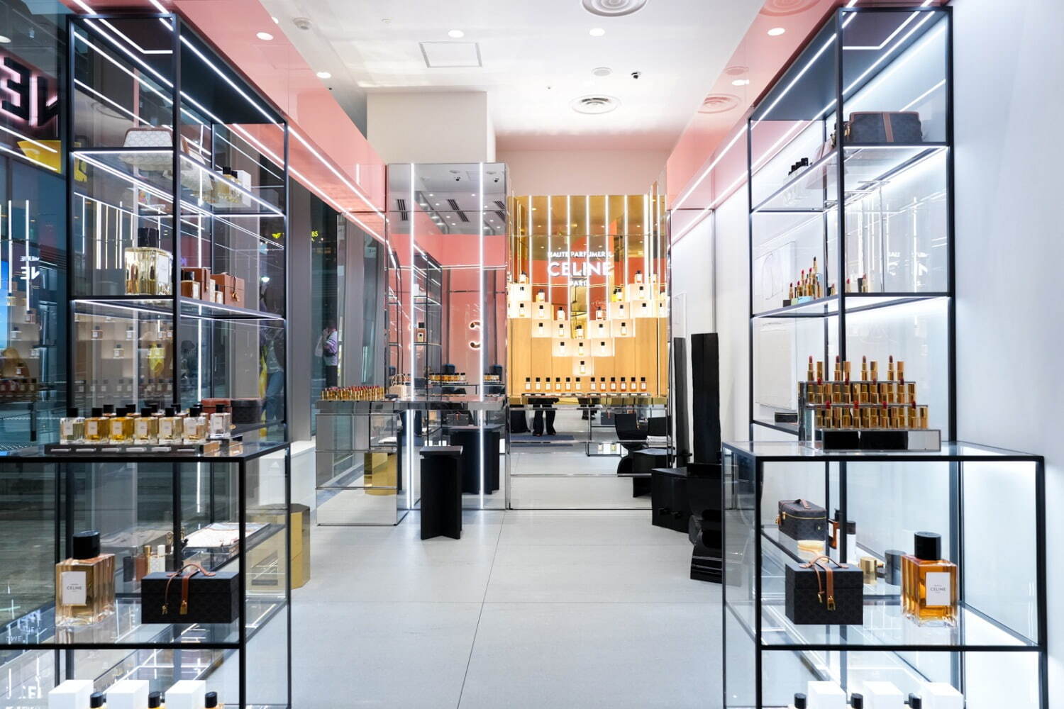 セリーヌ“ピーチ”カラーの限定バッグやシャーベットカラーのアクセサリー、渋谷パルコの新店で｜写真10