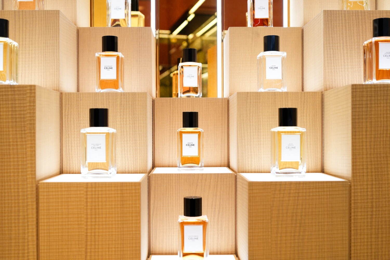 セリーヌ“ピーチ”カラーの限定バッグやシャーベットカラーのアクセサリー、渋谷パルコの新店で｜写真16