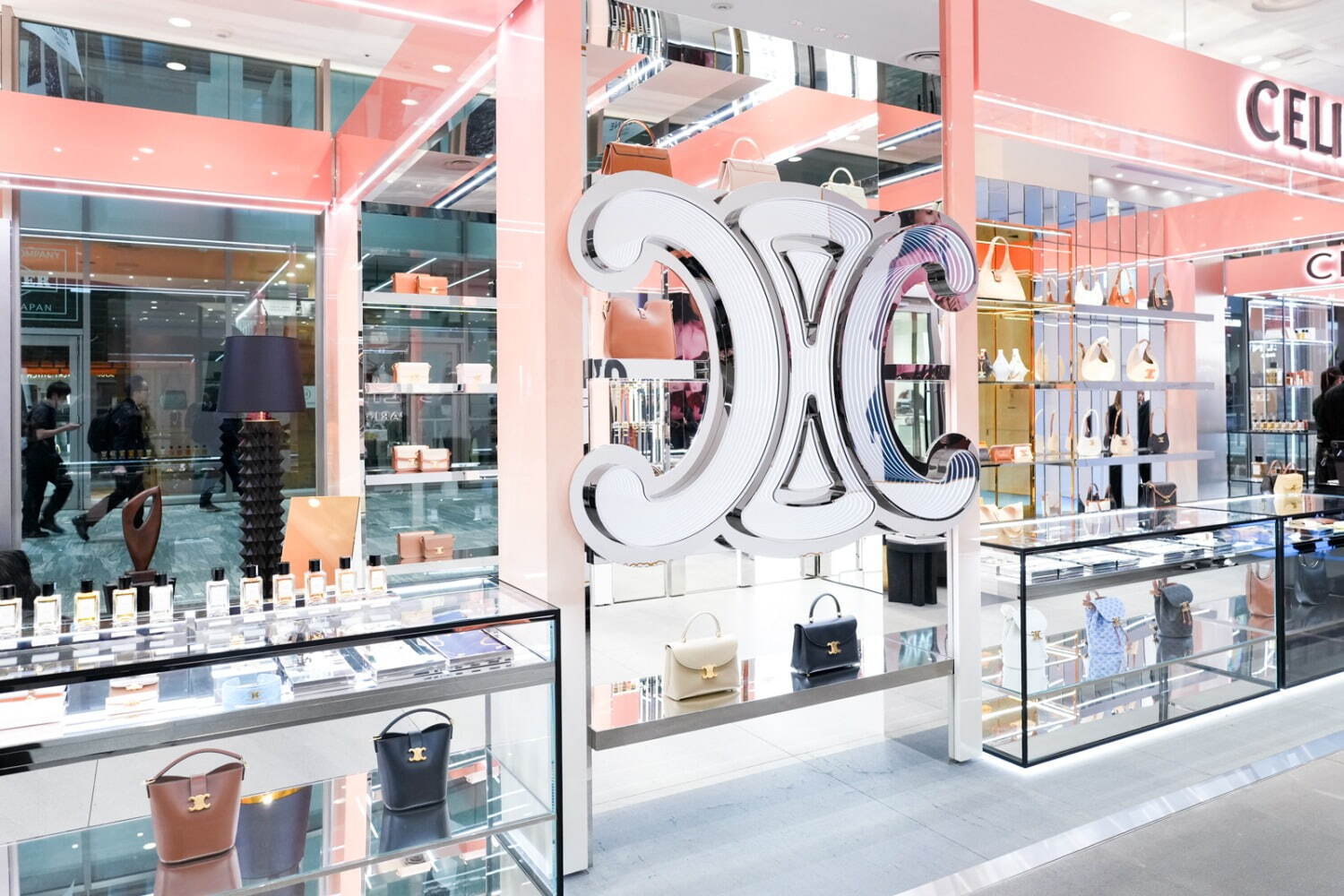 セリーヌ“ピーチ”カラーの限定バッグやシャーベットカラーのアクセサリー、渋谷パルコの新店で｜写真54