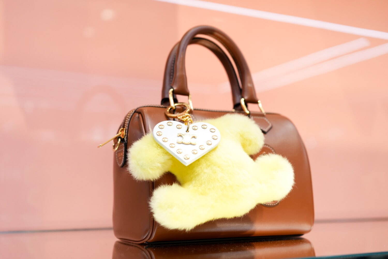 セリーヌ“ピーチ”カラーの限定バッグやシャーベットカラーのアクセサリー、渋谷パルコの新店で｜写真41