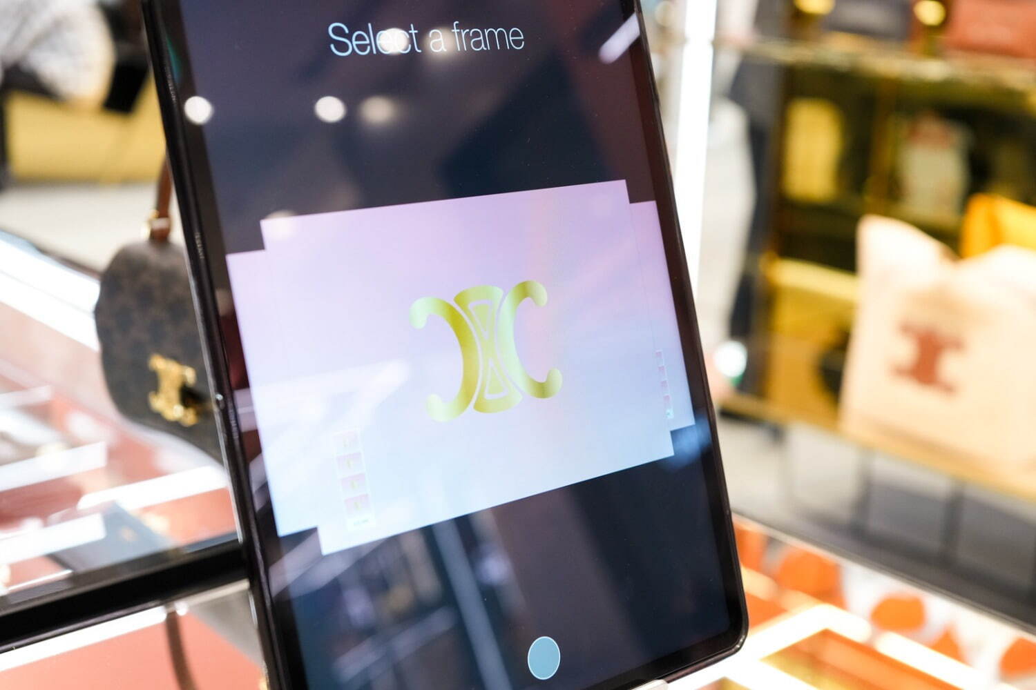 セリーヌ“ピーチ”カラーの限定バッグやシャーベットカラーのアクセサリー、渋谷パルコの新店で｜写真53