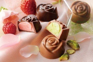 ロイズの「限定ローズスイーツ」“バラ香る”クリーム入りチョコ＆優雅なバラ型フィナンシェ