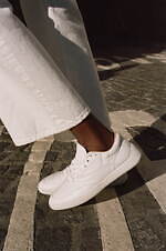 ガブリエラ ハーストの新作ウィメンズレザースニーカー、シュータンに“靴紐を編み込む”スリッポン型｜写真1