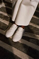 ガブリエラ ハーストの新作ウィメンズレザースニーカー、シュータンに“靴紐を編み込む”スリッポン型｜写真3