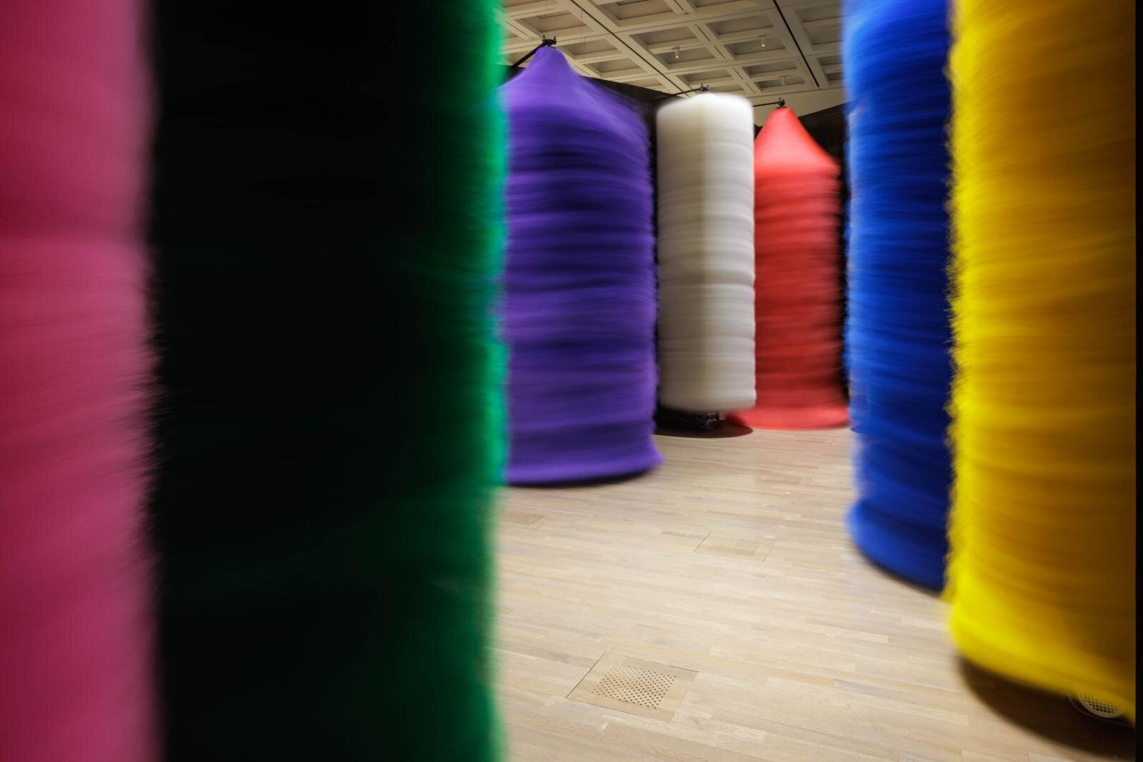 ブルガリが国立新美術館で過去最大規模の展覧会、“色彩の探求”傑作ジュエリー約350点が一堂に｜写真23