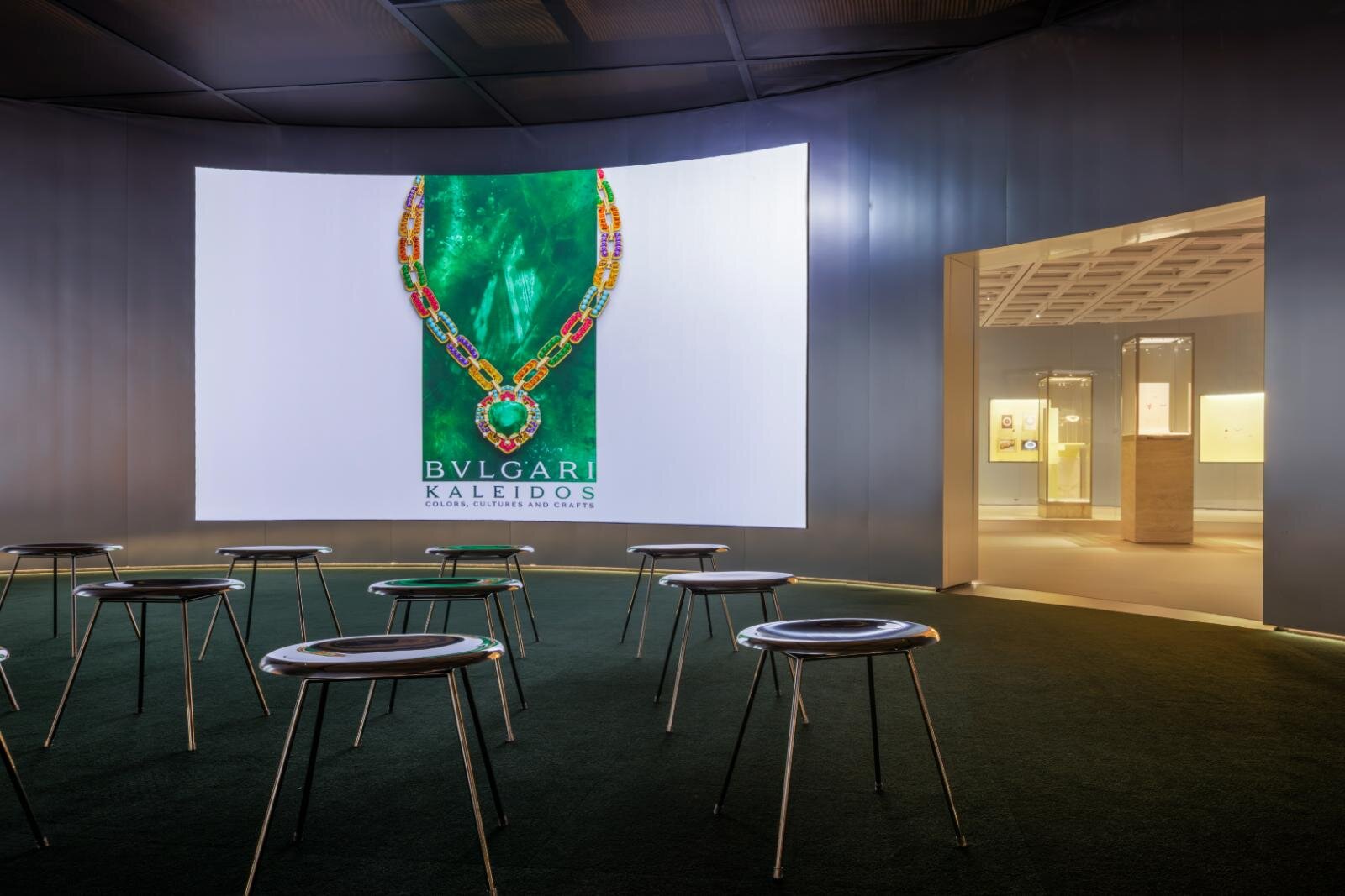 ブルガリが国立新美術館で過去最大規模の展覧会、“色彩の探求”傑作ジュエリー約350点が一堂に｜写真21