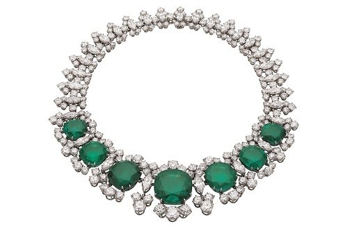 ブルガリが国立新美術館で過去最大規模の展覧会、“色彩の探求”傑作ジュエリー約350点が一堂に