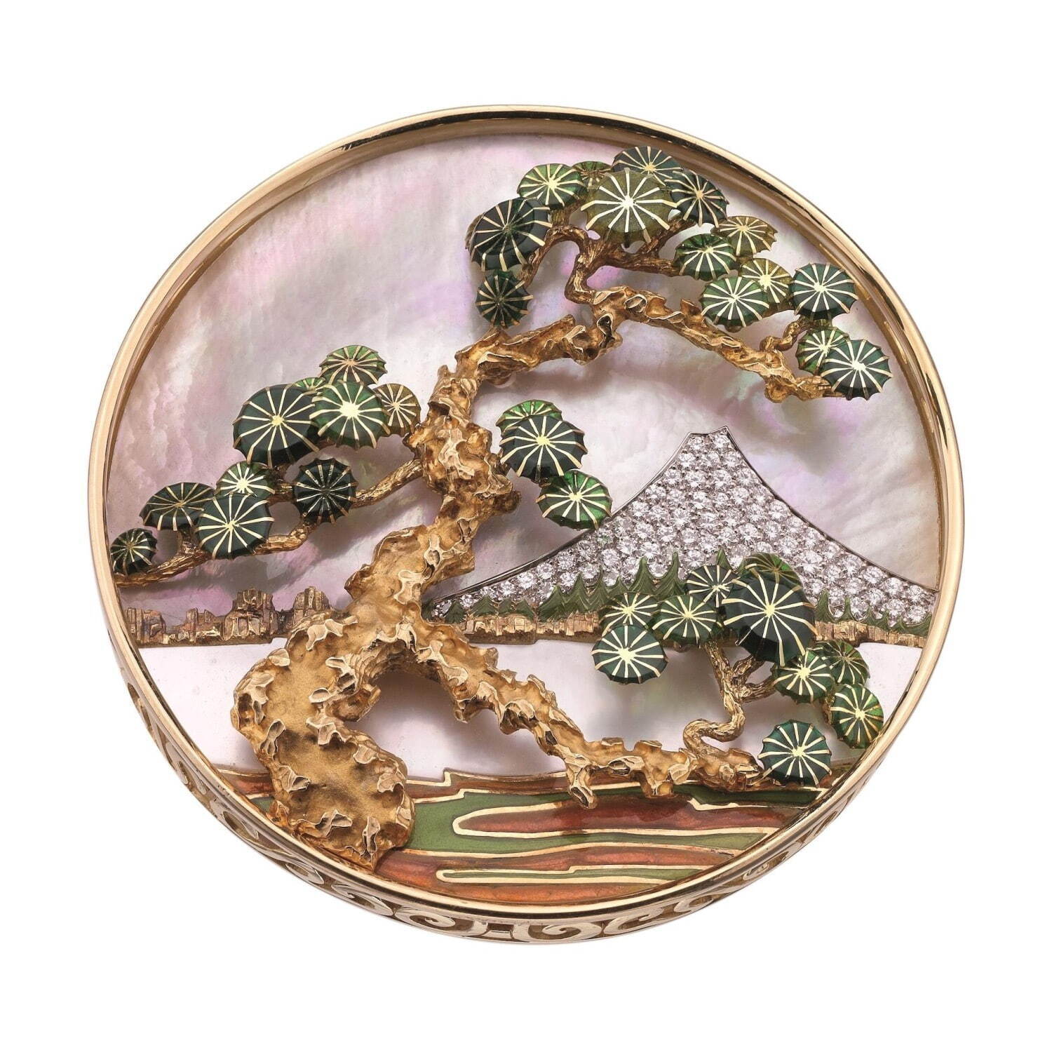 《「富士山」ブローチ》
ゴールド、マザーオブパール、ポリクロームエナメル、ダイヤモンド
1972年頃 ブルガリ・ヘリテージ・コレクション