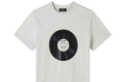 A.P.C.「音楽」から着想”レコード”Tシャツ、ギターピック＆レコードプレーヤーモチーフも