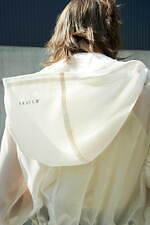 フレイ アイディー×プーマ初コラボスニーカー、サテンシューレース＆煌めくシルバーチャーム付き｜写真4