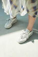 フレイ アイディー×プーマ初コラボスニーカー、サテンシューレース＆煌めくシルバーチャーム付き｜写真2