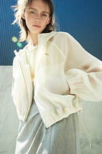 フレイ アイディー×プーマ初コラボスニーカー、サテンシューレース＆煌めくシルバーチャーム付き｜写真3