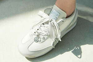 フレイ アイディー×プーマ初コラボスニーカー、サテンシューレース＆煌めくシルバーチャーム付き