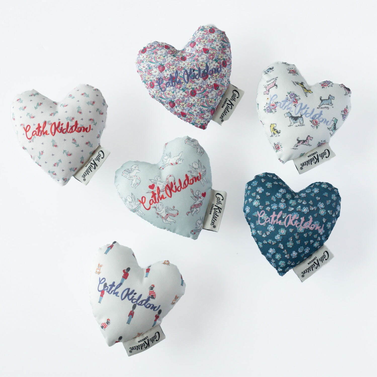 キャス キッドソン“小花柄”モバイルアクセサリー、ぽってりハート＆リボンのスマホグリップなど｜写真1