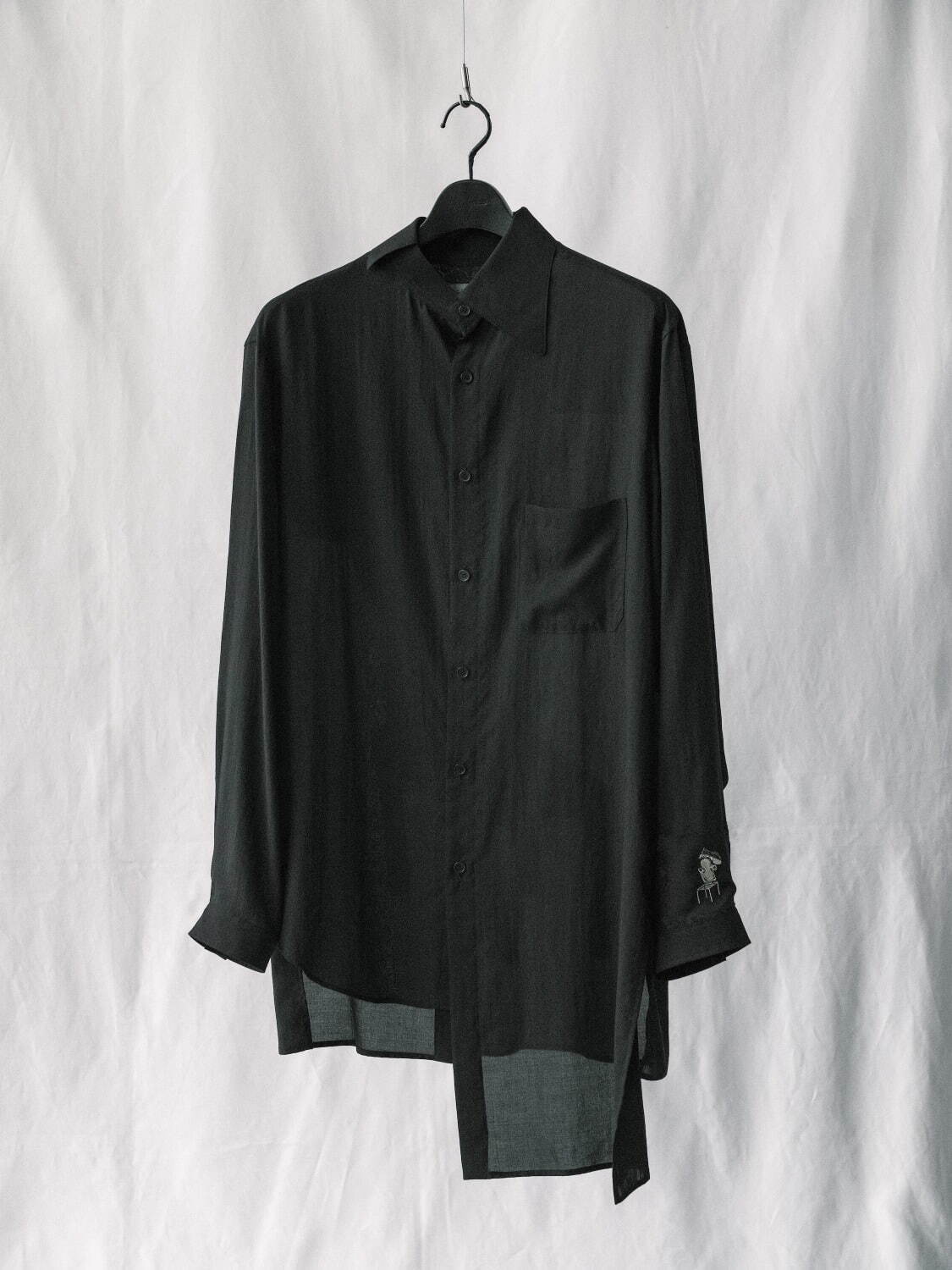 ヨウジヤマモト×エムエムパリス“想像上の家具”モチーフのジャケットやシャツ、抜染やアップリケで｜写真9