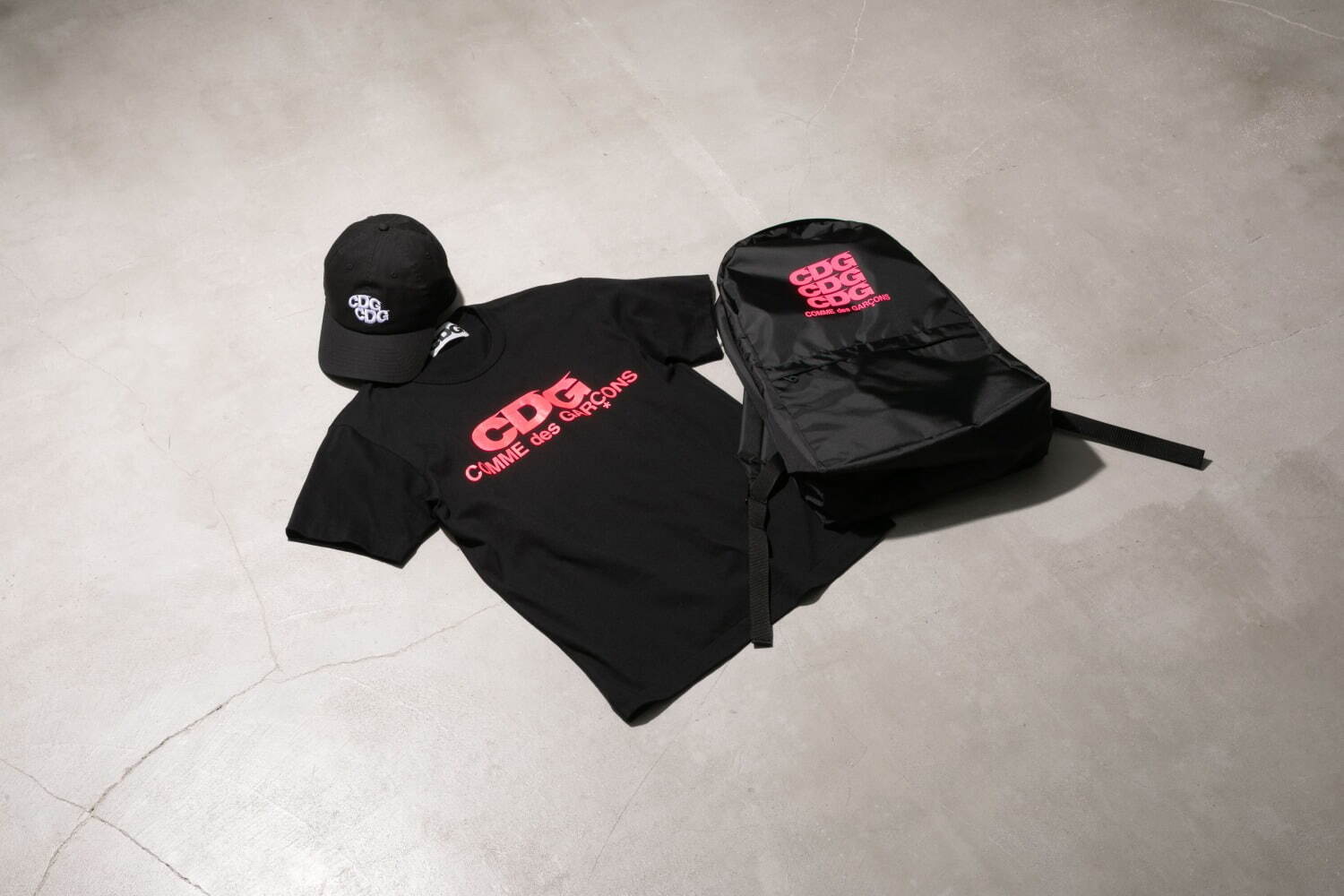 CDG“蛍光ピンク”ロゴの限定ウェア、Tシャツ＆ブルゾンなど阪急うめだ本店に集結｜写真6
