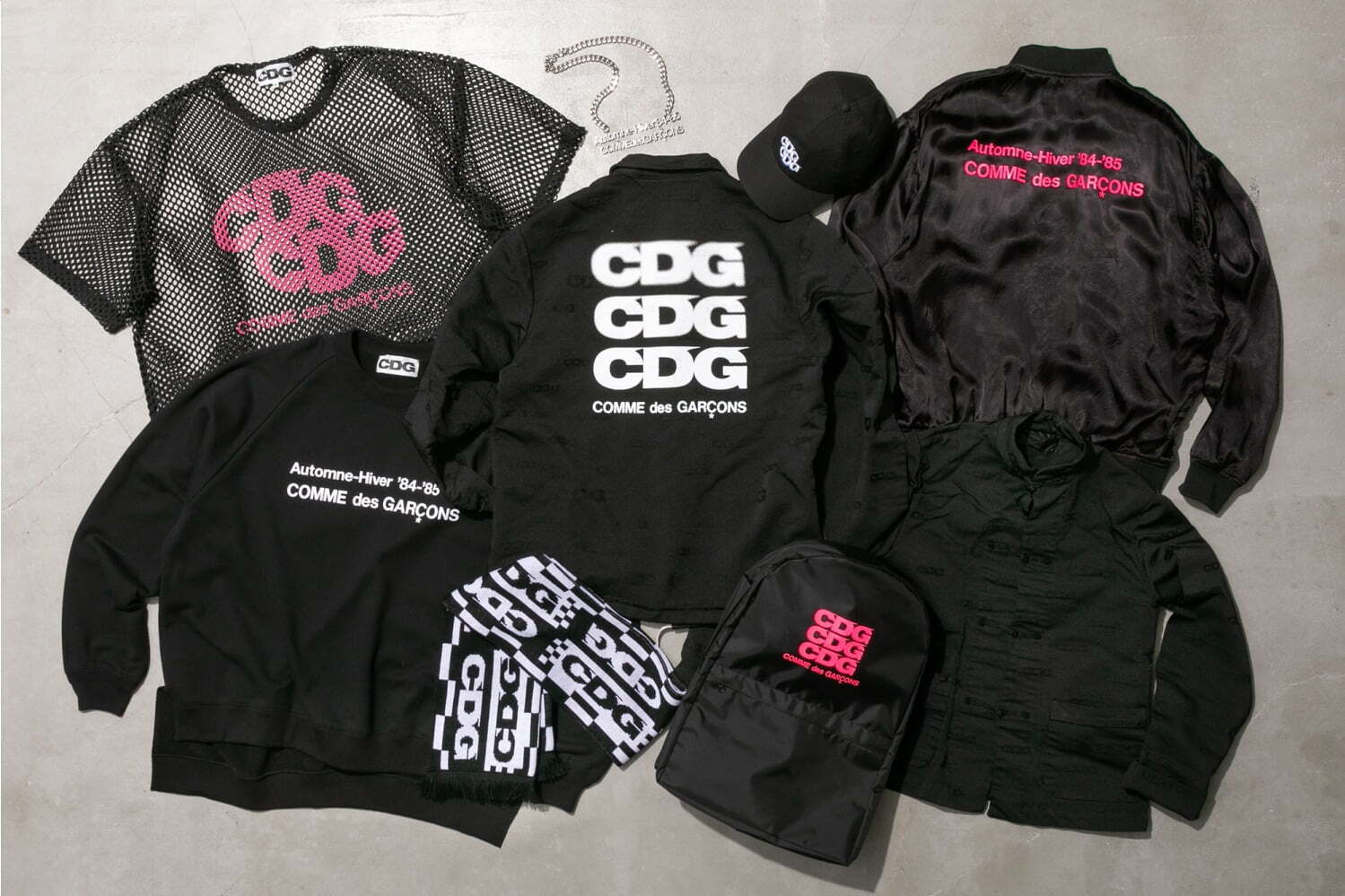 コート｜CDG“蛍光ピンク”ロゴの限定ウェア、Tシャツ＆ブルゾンなど阪急うめだ本店に集結